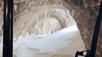Erzincan Kemaliye’de etkili olan yoğun kar yağışı çığı beraberinde getirdi;
