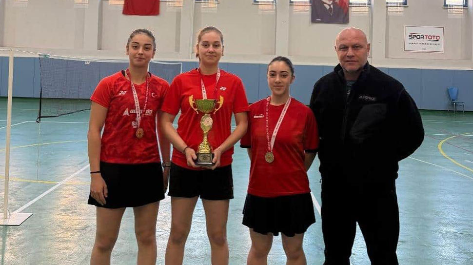 Liseli Genç Kızlar Badminton İl Birinciliği müsabakalarında Erzincan Anadolu Lisesi,