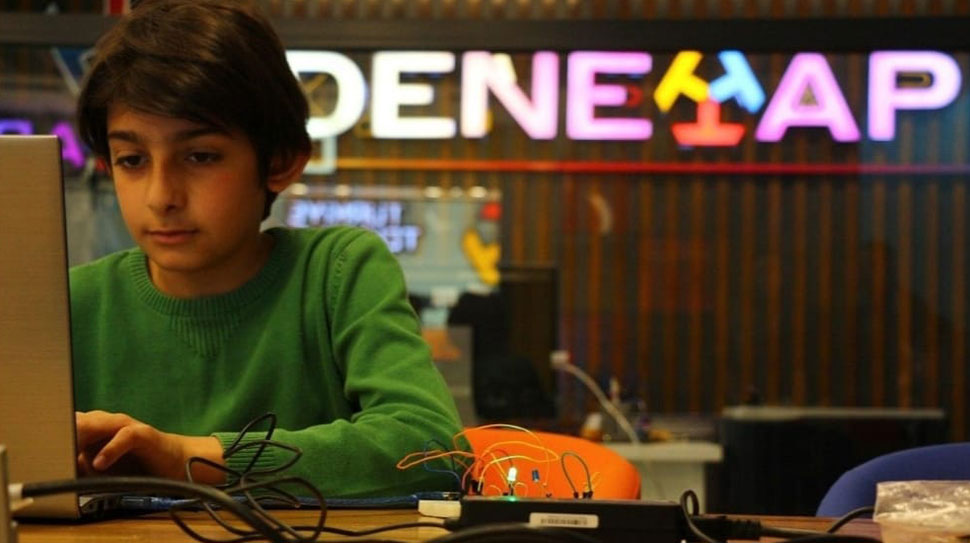 Türkiye’nin 81 ilinde genç yetenekleri teknolojiyle buluşturan DENEYAP Teknoloji Atölyeleri,