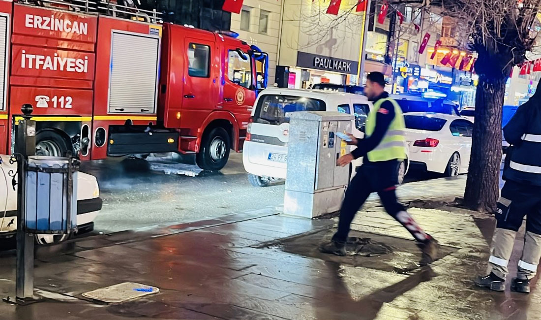 Erzincan’da cadde üzerinde bulunan elektrik trafosundan çıkan duman, esnaf ve