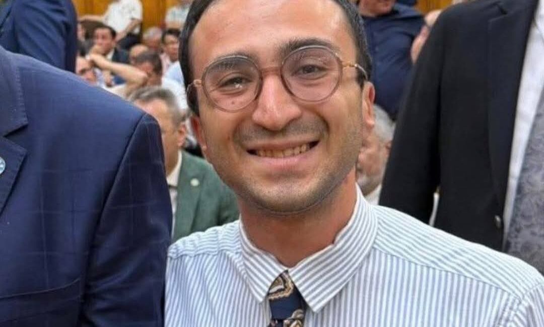 Siyasi Kariyeri ve BiyografisiİYİ Parti saflarında aktif siyaset yürüten ve