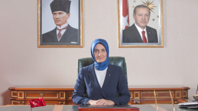 Türkiye’nin ilk başörtülü kadın valisi olarak tarihe geçen ve Afyonkarahisar’da