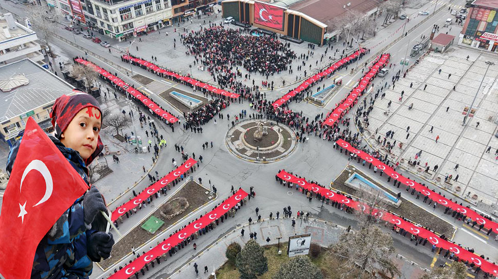 Erzincan’ın dört ana caddesinden omuzlarında metrelerce dev Türk bayraklarıyla yola