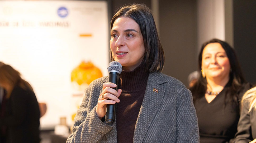 Sinem Serhan Dedetaş, 14 Mayıs 1981’de Eskişehir’de doğdu. Mühendislikten belediye