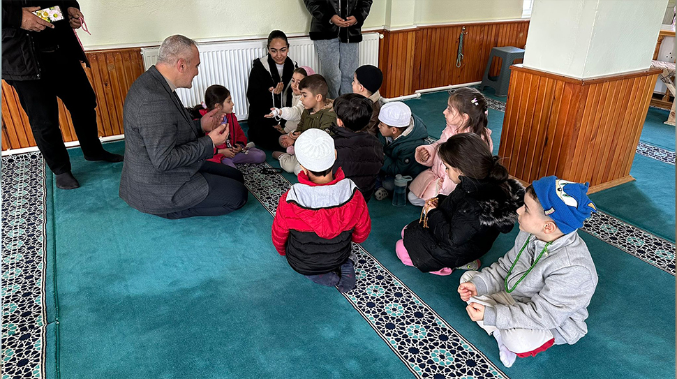 Tercan Atatürk İlkokulu ana sınıfı öğrencileri, Ramazan ayı vesilesiyle öğretmenleri