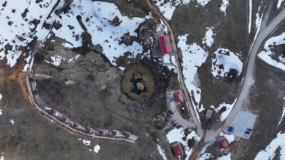 Sivas’ın doğa harikası mekanlarından biri olan Dipsiz Göl ve Şelalesi,