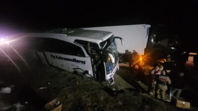 Erzincan-Sivas kara yolu Sakaltutan Geçidi’nde kontrolden çıkan ve 33 yolcusu