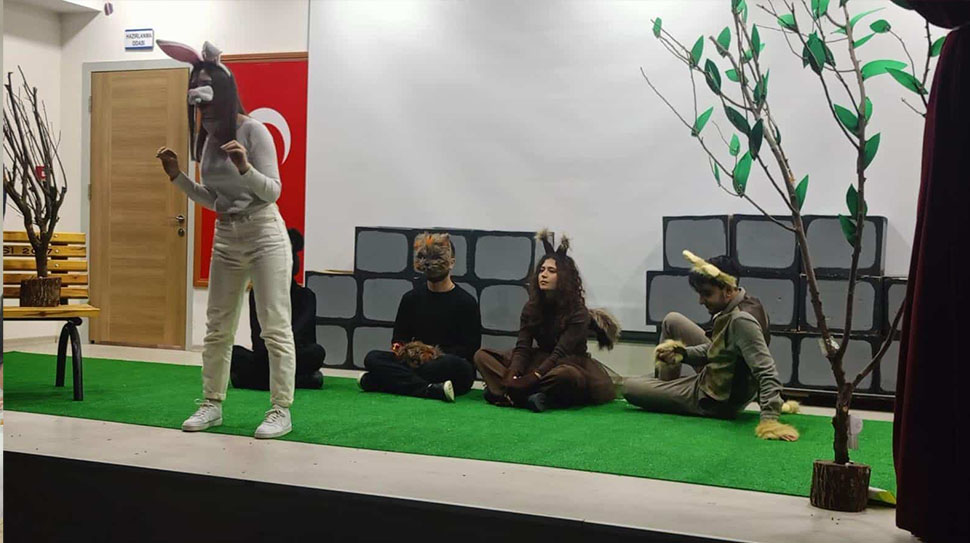 Erzincan Sahne Tiyatrosu sanatçıları tarafından, yönetmen Anıl Samancı öncülüğünde Mehmet