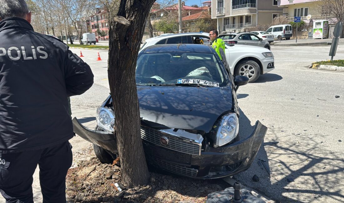 Erzincan’da SUV tipi araç ile otomobilin çarpışması sonucu 6 kişi