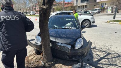 Erzincan’da SUV tipi araç ile otomobilin çarpışması sonucu 6 kişi