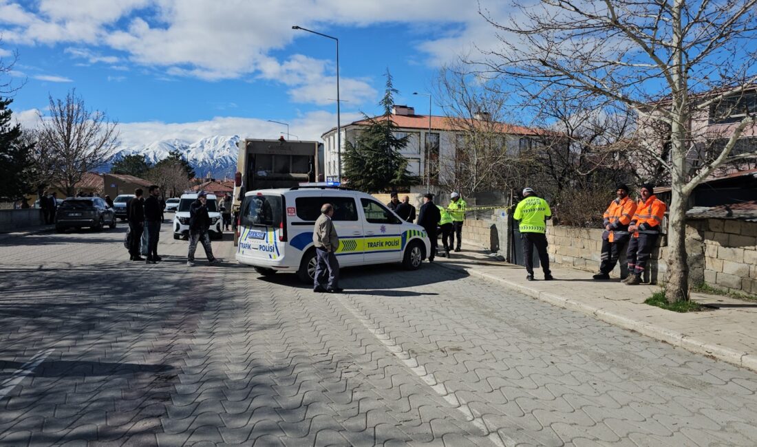 Erzincan’da sabah saatlerinde meydana gelen feci kazada, çöp kamyonunun çarptığı