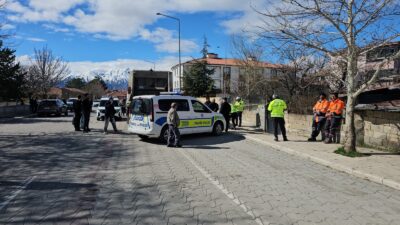 Erzincan’da sabah saatlerinde meydana gelen feci kazada, çöp kamyonunun çarptığı