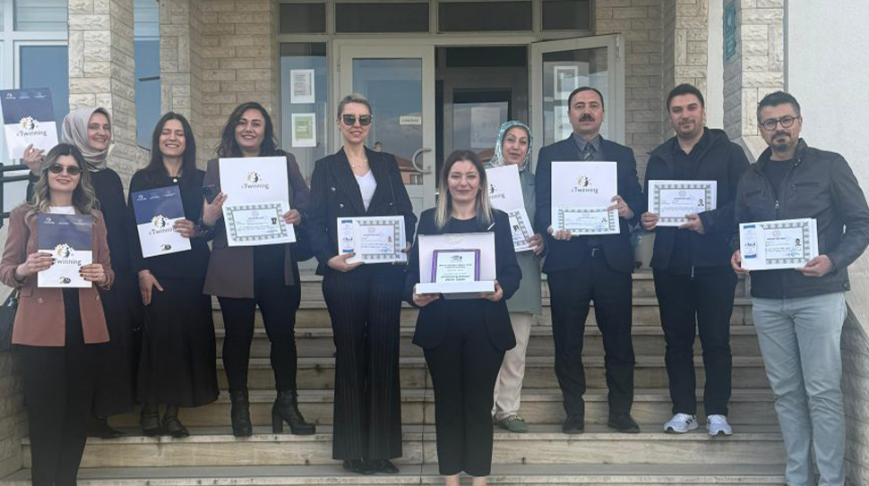 Erzincan İMKB Müşir Zeki Paşa Ortaokulu öğretmenleri, hazırladıkları eTwinning projeleriyle