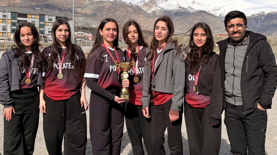 Erzincan’da düzenlenen liseler arası genç kızlar bocce il birinciliği müsabakalarında