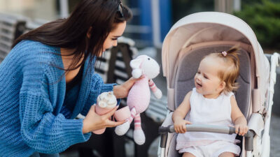 Şehir hayatının karmaşasında, kaldırımların yüksekliğinde ya da dar asansörlerde hareket