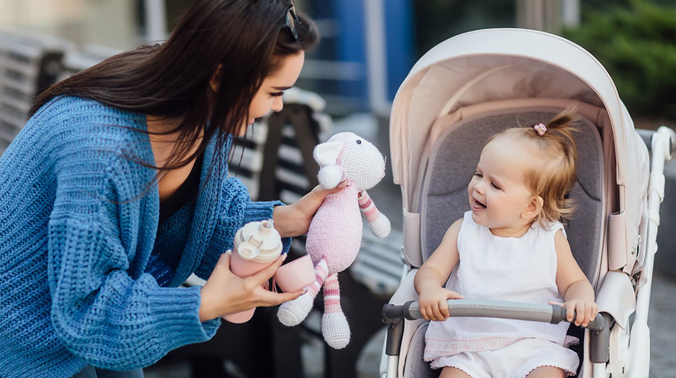 Şehir hayatının karmaşasında, kaldırımların yüksekliğinde ya da dar asansörlerde hareket
