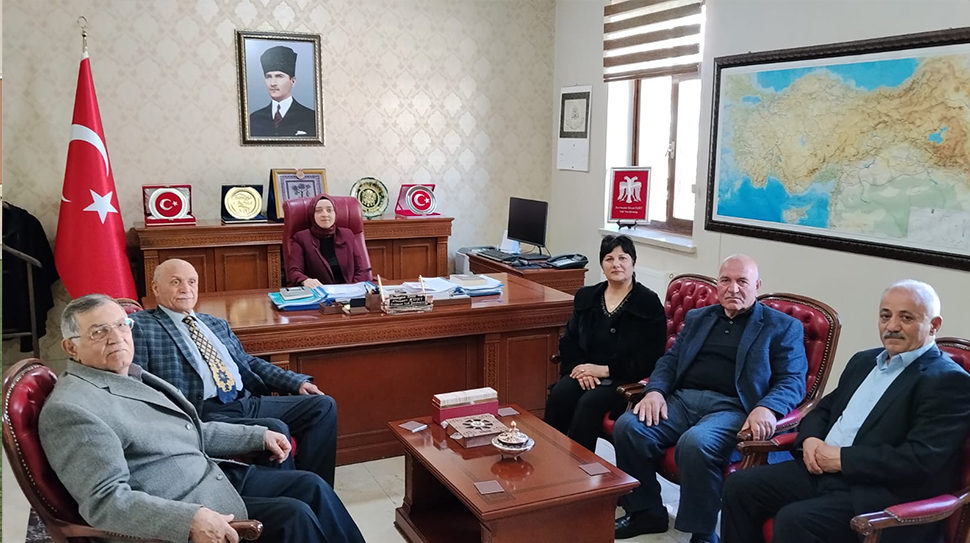 Erzincan’da faaliyet gösteren Erzincan Yaşlıları Koruma Derneği Yönetim Kurulu üyeleri,