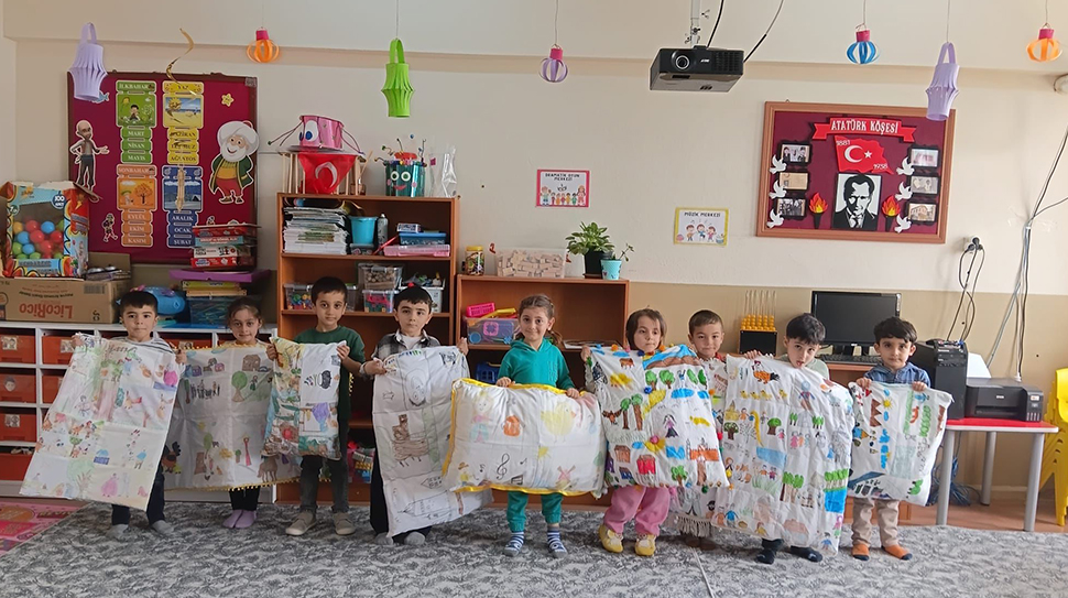 Tercan Atatürk İlkokulu ana sınıfı öğrencileri, Anadolu masallarındaki kahramanların resimlerini