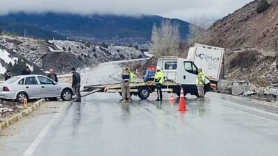 Erzincan’da meydana gelen trafik kazasında TIR ile otomobilin çarpışması sonucu