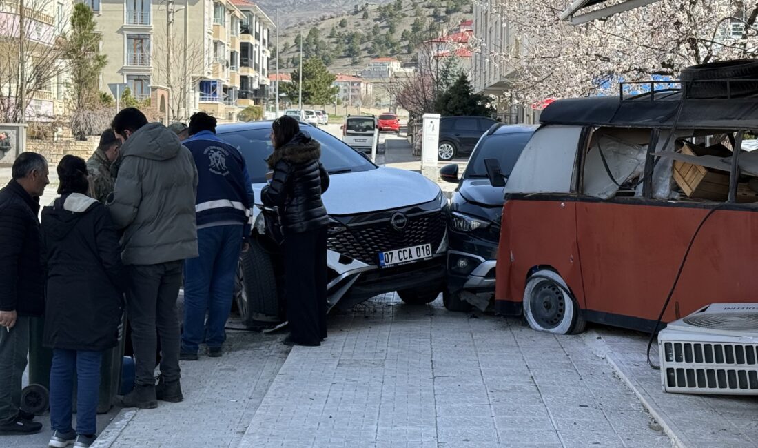 Erzincan’da iki aracın çarpışması sonucu meydana gelen trafik kazasında can