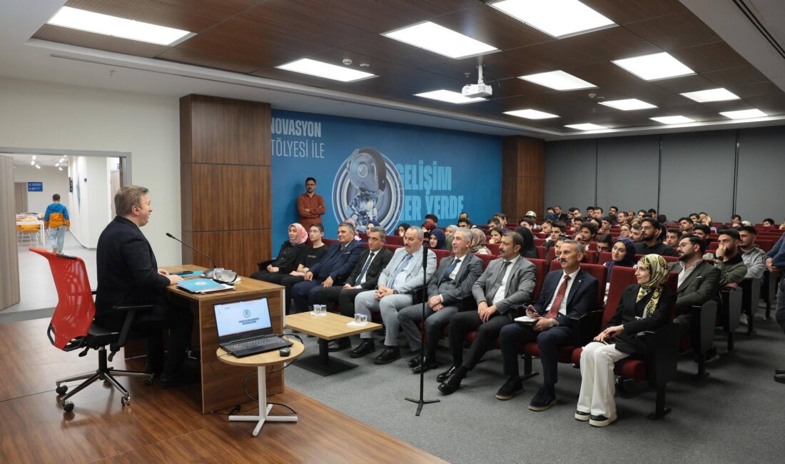 Erzincan Valisi Hamza Aydoğdu, üniversite gençliğiyle bir araya gelerek kentin