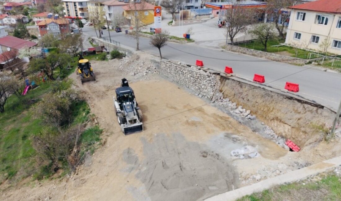 Erzincan’ın İliç ilçesinde, belediye ekipleri tarafından altyapı ve yol güvenliğini