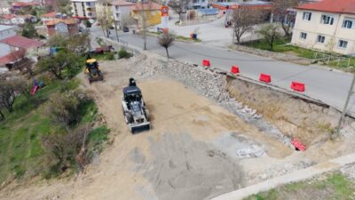 Erzincan’ın İliç ilçesinde, belediye ekipleri tarafından altyapı ve yol güvenliğini