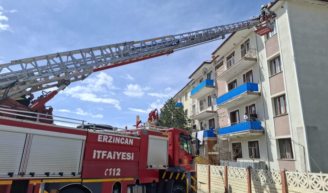 Erzincan’da bir apartmanın çatı kısmında ipe takılan kuş, itfaiye ekiplerinin