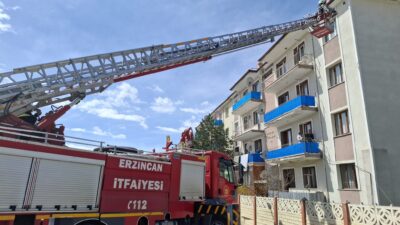 Erzincan’da bir apartmanın çatı kısmında ipe takılan kuş, itfaiye ekiplerinin