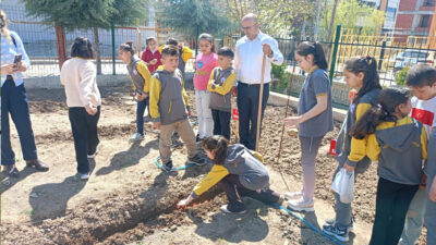 Erzincan Mehmet Akif Ersoy İlkokulu okul idaresince okul bahçesinde oluşturulan