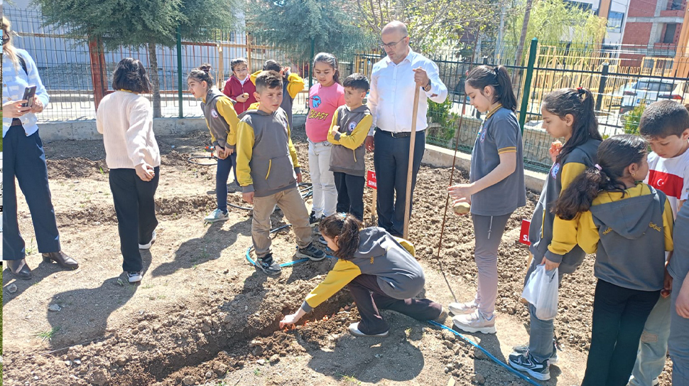 Erzincan Mehmet Akif Ersoy İlkokulu okul idaresince okul bahçesinde oluşturulan