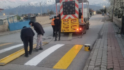 Erzincan Belediyesi Zabıta Müdürlüğü’ne bağlı yol ve çizgi ekipleri, kent