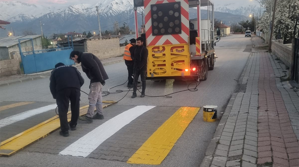 Erzincan Belediyesi Zabıta Müdürlüğü’ne bağlı yol ve çizgi ekipleri, kent