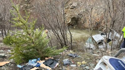 Erzincan’ın Refahiye ilçesinde şarampole devrilerek dere yatağına düşen minibüste bulunan