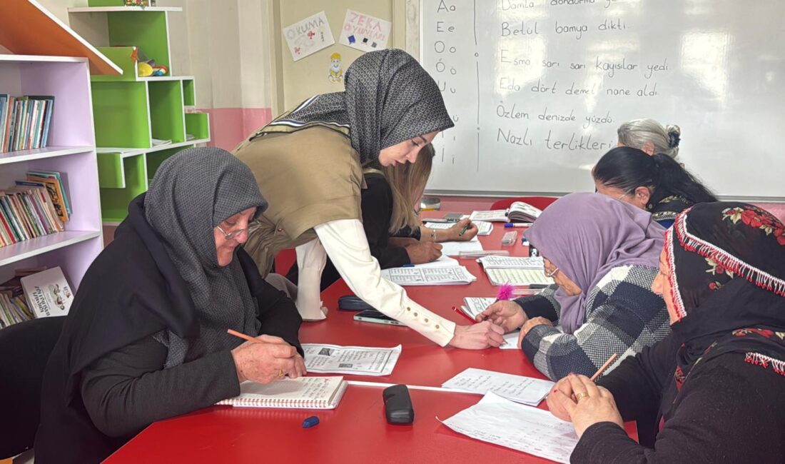 Erzincan merkezdeki tek kadın mahalle muhtarı olan İntizar Bayram, mahallesindeki