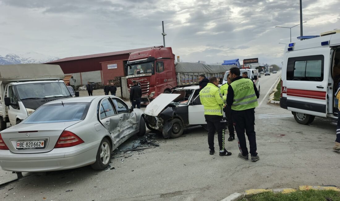 Erzincan’da meydana gelen kazada, iki otomobilin çarpışması sonucu 2 kişi