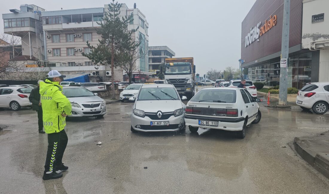 Erzincan’da üç aracın çarpıştığı trafik kazasında 3 kişi hafif şekilde
