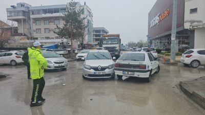 Erzincan’da üç aracın çarpıştığı trafik kazasında 3 kişi hafif şekilde