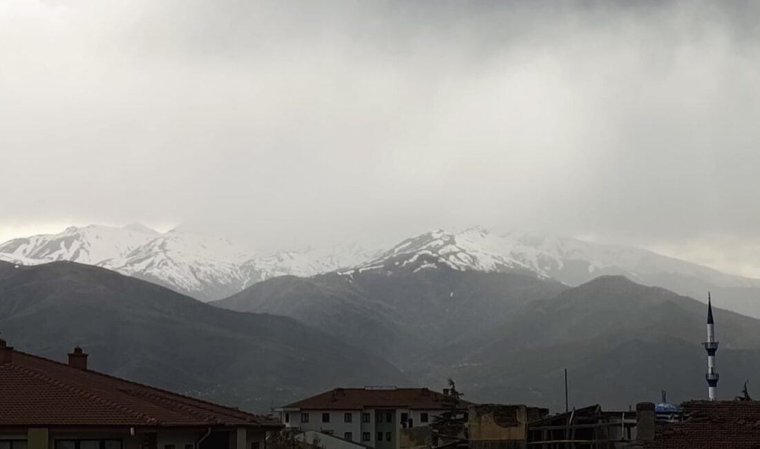 Mayıs ayının ortalarına gelinmesine rağmen Erzincan’ın yüksek kesimlerinde&nbsp;kıştan kalma görüntüler