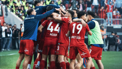 2. Lig Play-Off finalinde bölge derbisi heyecanı yaşandı. Diyarbakır Stadyumu’nun