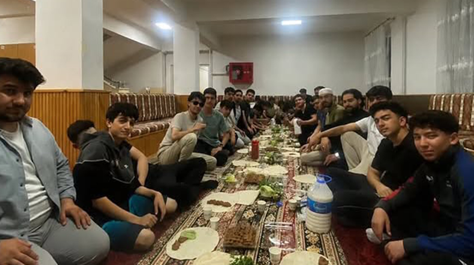 Erzincan Fen Lisesi erkek pansiyonunda, müzik öğretmeni Murat Ermiş’in koordinesinde