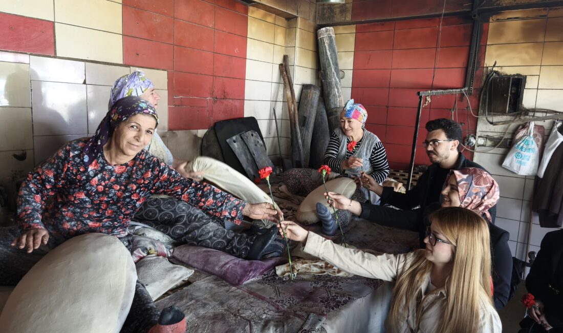 Erzincan Binali Yıldırım Üniversitesi (EBYÜ) öğrencileri, Anneler Günü’nde farkındalık yaratan