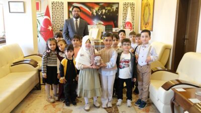 Erzincan’da yaşları küçük ama yürekleri büyük minik öğrenciler, örnek bir