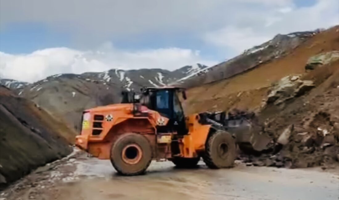 Erzincan’da Yedisu kara yolunda meydana gelen toprak kayması sonucu yolun