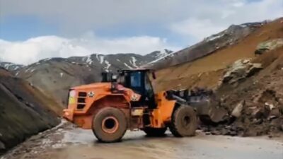 Erzincan’da Yedisu kara yolunda meydana gelen toprak kayması sonucu yolun