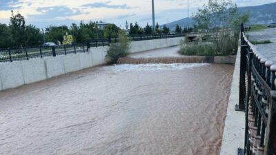 Erzincan’da yoğun yağışların ardından su seviyesi yükselen Vasgirt Deresi, geçen