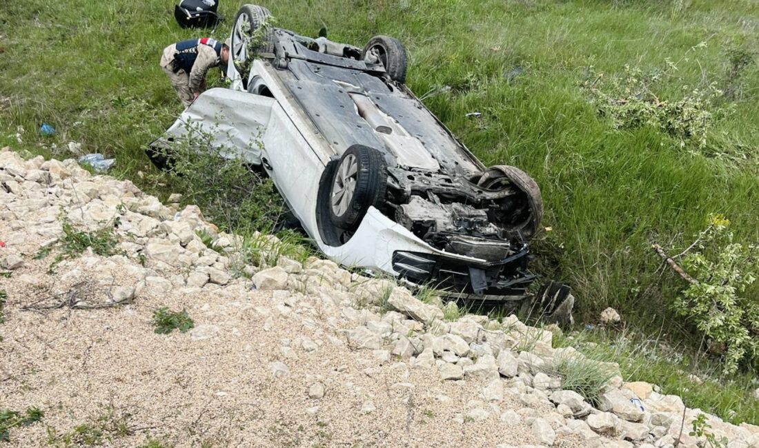 Erzincan’da meydana gelen trafik kazasında, kontrolden çıkarak takla atan otomobilde