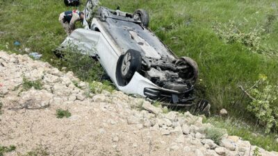 Erzincan’da meydana gelen trafik kazasında, kontrolden çıkarak takla atan otomobilde