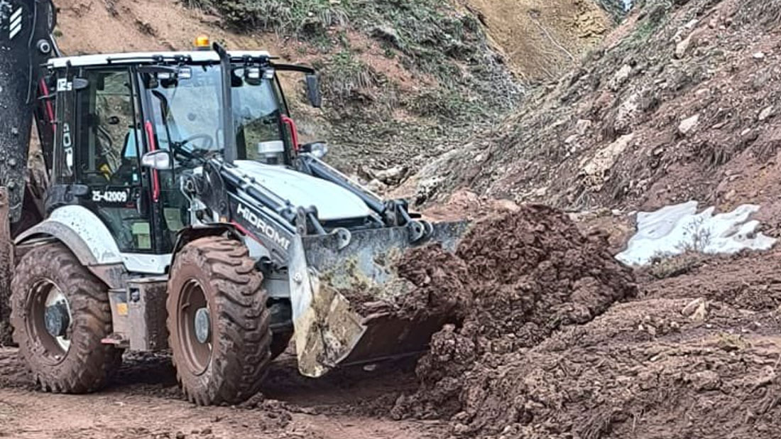 Tunceli’nin Ovacık ilçesinde heyelan nedeniyle ulaşımın durduğu Yoğunçam Köyü yolu,