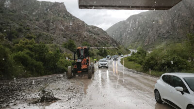 Erzincan-Kemah karayolunda meydana gelen toprak kayması nedeniyle kapanan yol, ekiplerin